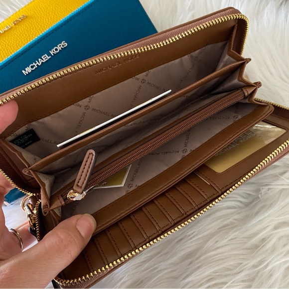 New Michael Kors jet set travel large continental wallet - Picture 9 of 16